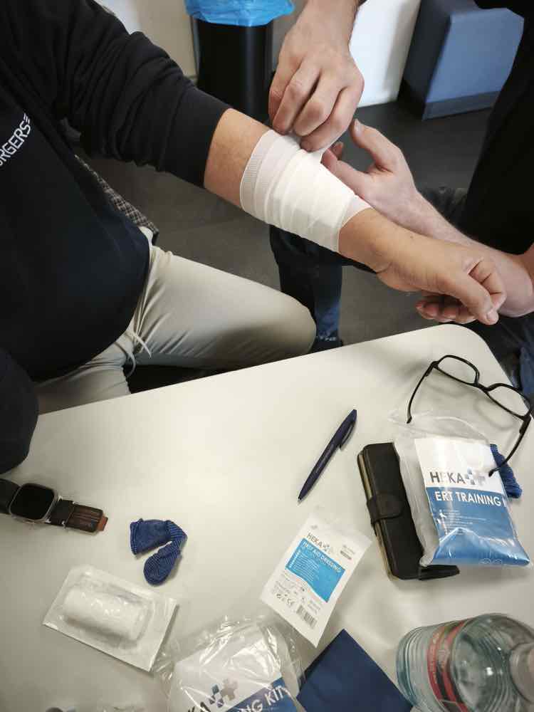 BHV deelnemers tijdens praktijkles